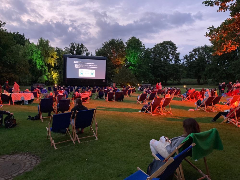  BIG cinema – Entspannte Stimmung in Liegestühlen unter Erfüllung besonderer Auflagen beim Sommerkino in den Britzer Gärten