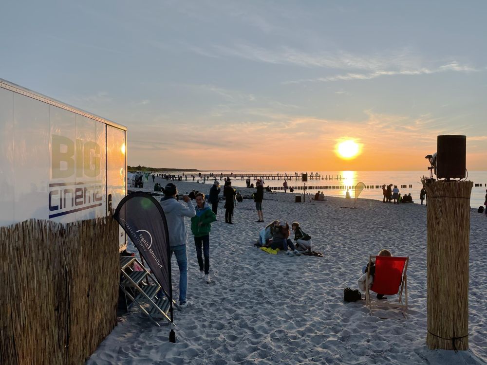 BIG cinema – Beachkino & Strandkino-Feeling im Sonnenuntergang mit unserem Kinosystem Gandalf