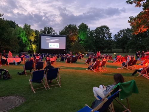  BIG cinema – Entspannte Stimmung in Liegestühlen unter Erfüllung besonderer Auflagen beim Sommerkino in den Britzer Gärten
