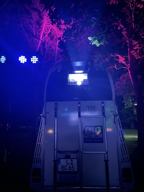 BIG cinema – Open Air Kino mit stimmungsvoller Beleuchtung (Fury)