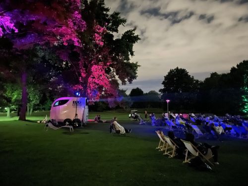 BIG cinema – Open Air Kino Setting mit stimmungsvoller Beleuchtung (Fury)