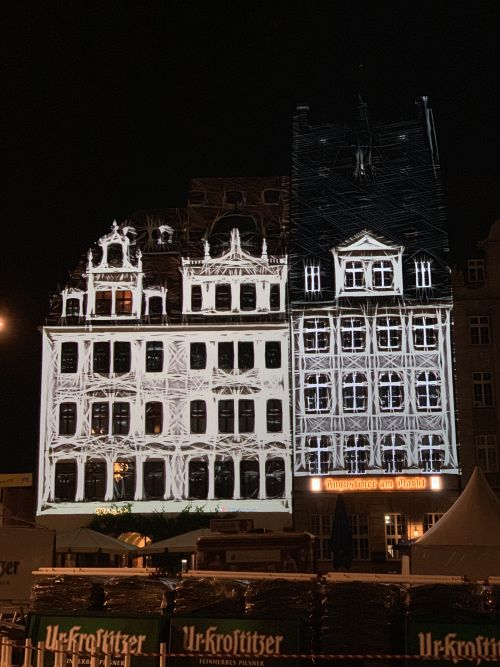BIG cinema – Fantastische Häuserfronten auf dem Marktplatz in der Leipziger Innenstadt